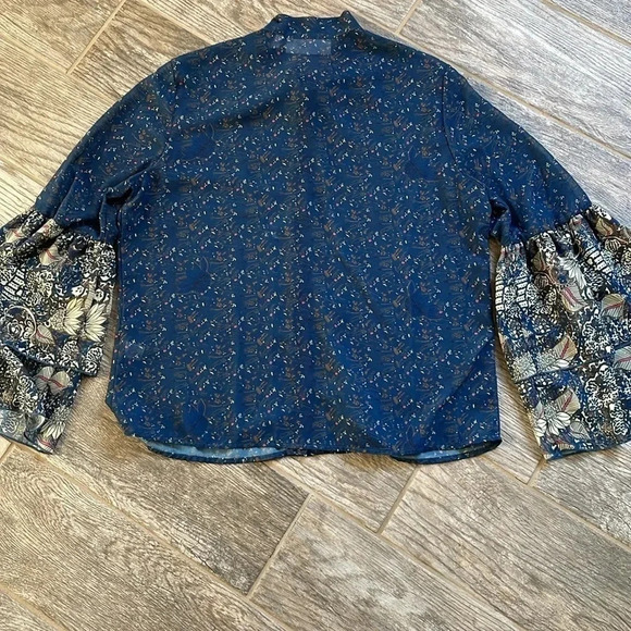 Labellum Hillary Scott print blouse Bell Sleeves Navy Tie at neck Women’s Size M - Picture 11 of 13